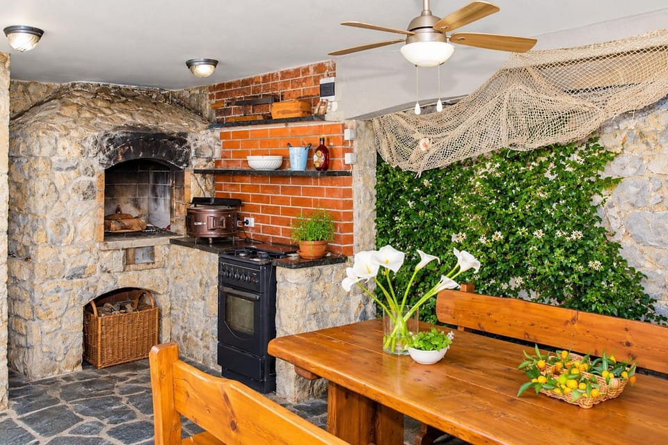 BBQ facilities, Other, Seating area, Dining area, Meeting/conference room, fireplace, stove