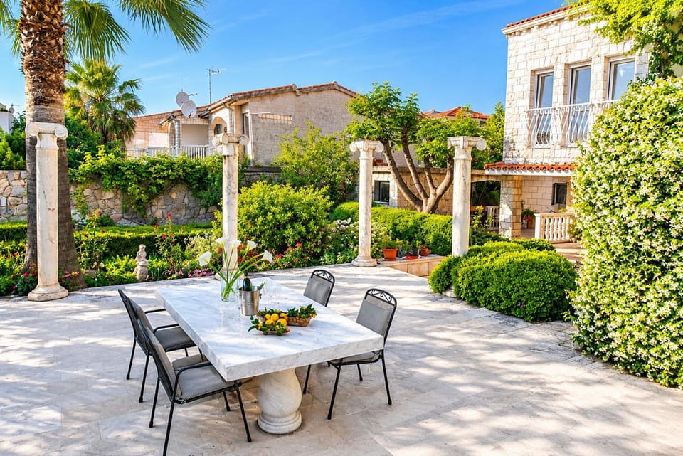 Property building, Patio, Day, Garden, Balcony/Terrace, Seating area, Dining area, Garden view