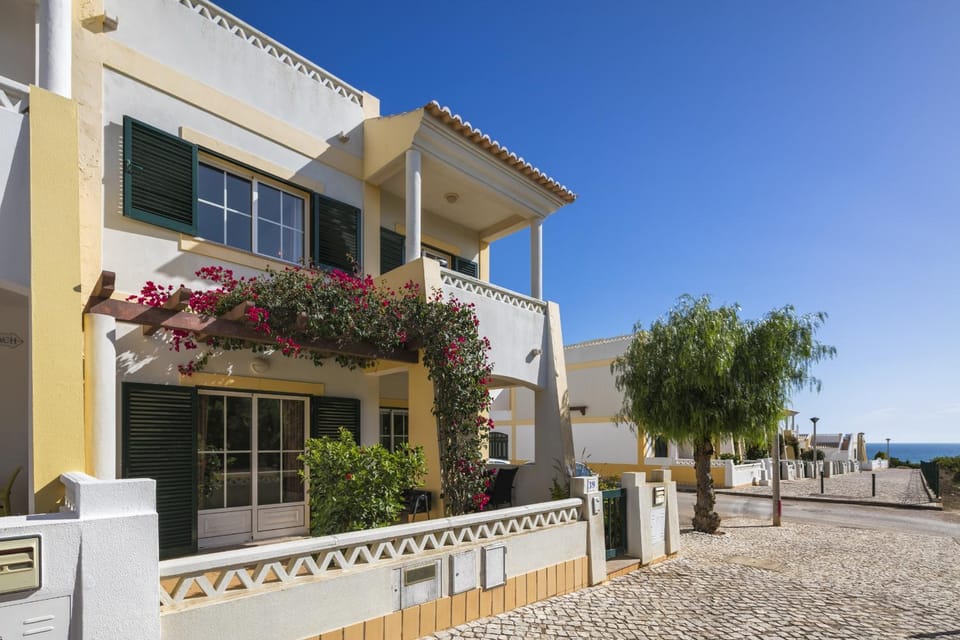 Property building, Facade/entrance, Off site