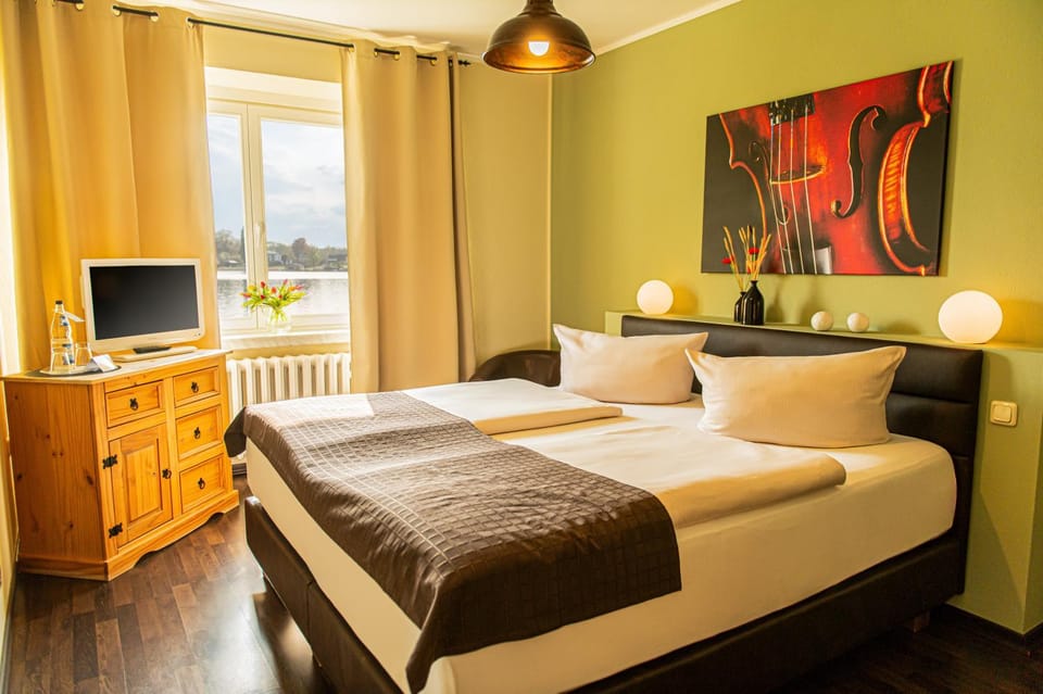 Bed, Living room, Photo of the whole room, Decorative detail, Seating area, Bedroom