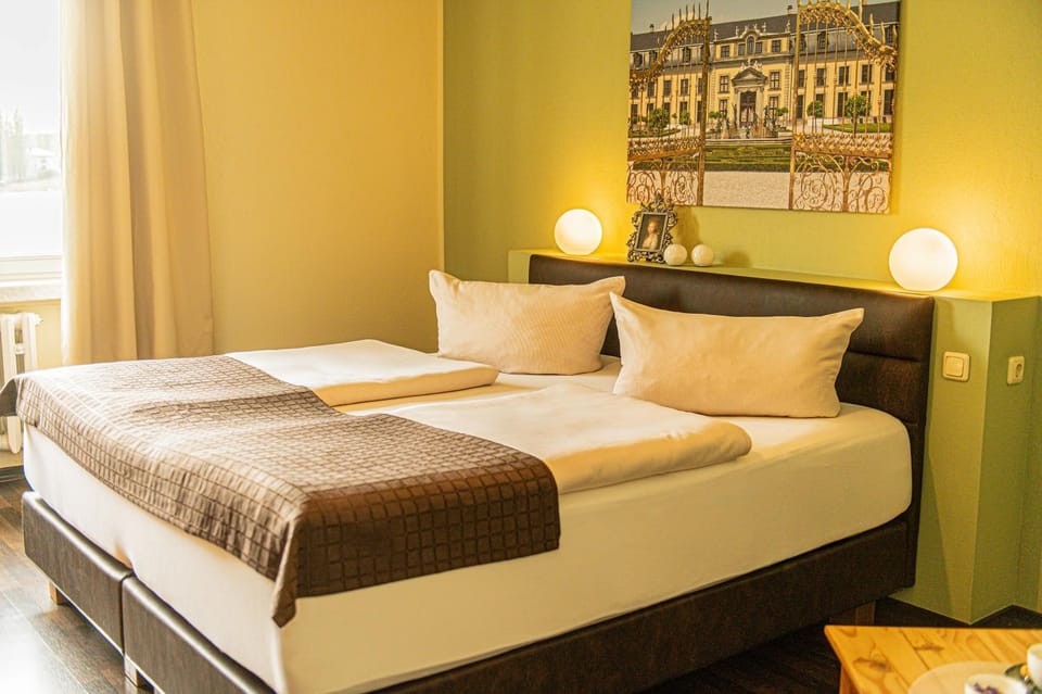 Bed, Living room, Photo of the whole room, Decorative detail, Seating area, Bedroom