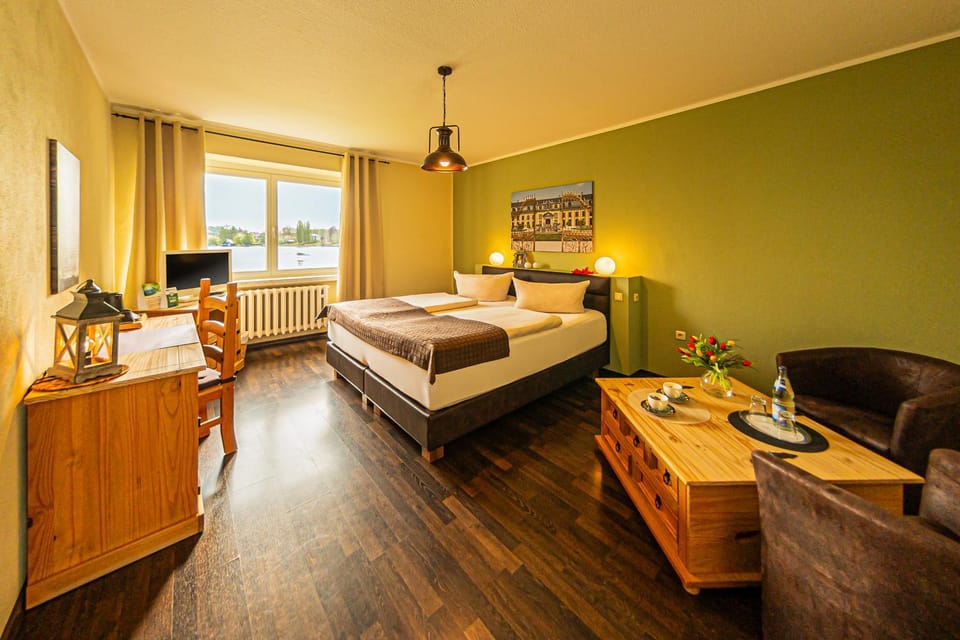 Bed, Living room, Photo of the whole room, Decorative detail, Seating area, Bedroom