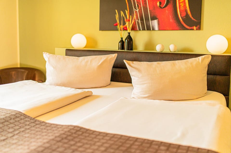 Bed, Living room, Photo of the whole room, Decorative detail, Seating area, Bedroom, furniture