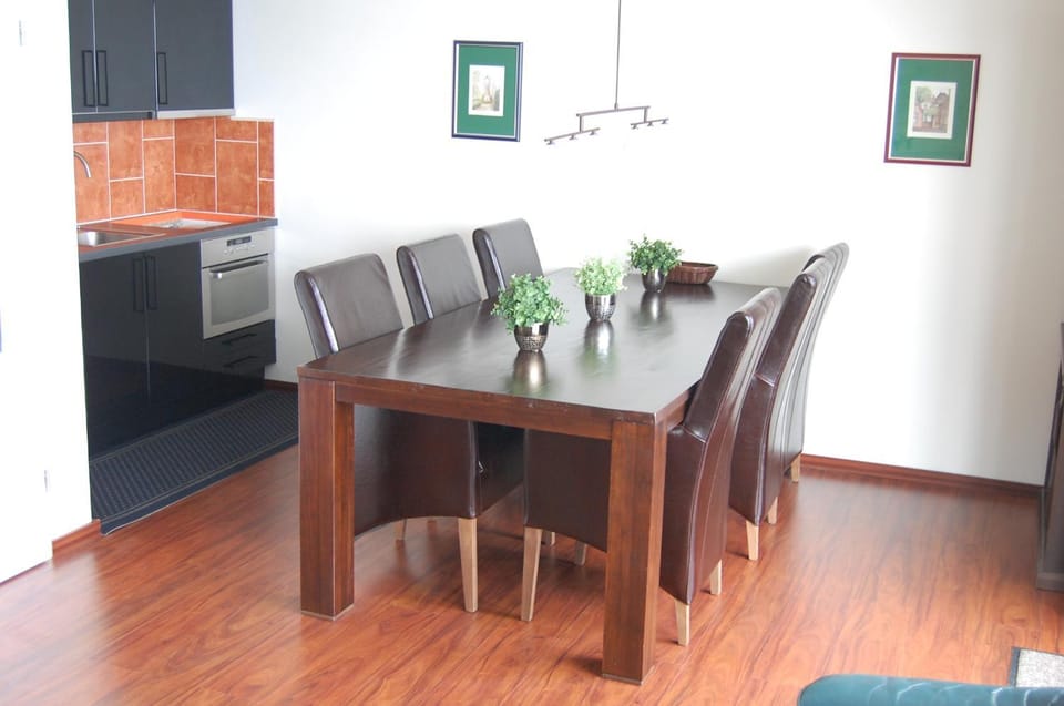Dining area, pet friendly, stove