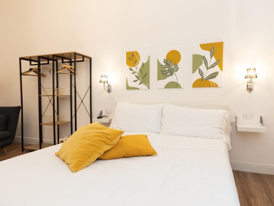 Bed, TV and multimedia, Photo of the whole room, Decorative detail, Bedroom, Pets, children, Family, locker, wardrobe, air conditioner