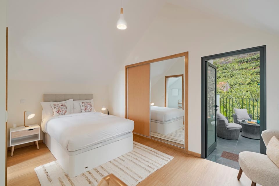 View (from property/room), Balcony/Terrace, Bedroom, Mountain view