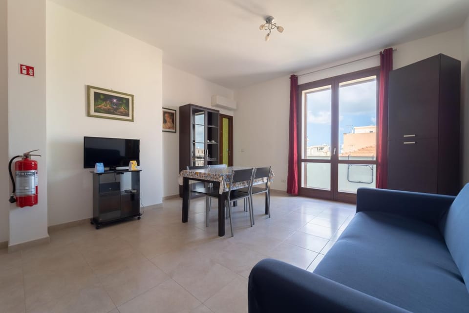 Communal lounge/ TV room, TV and multimedia, Living room, Seating area, Dining area