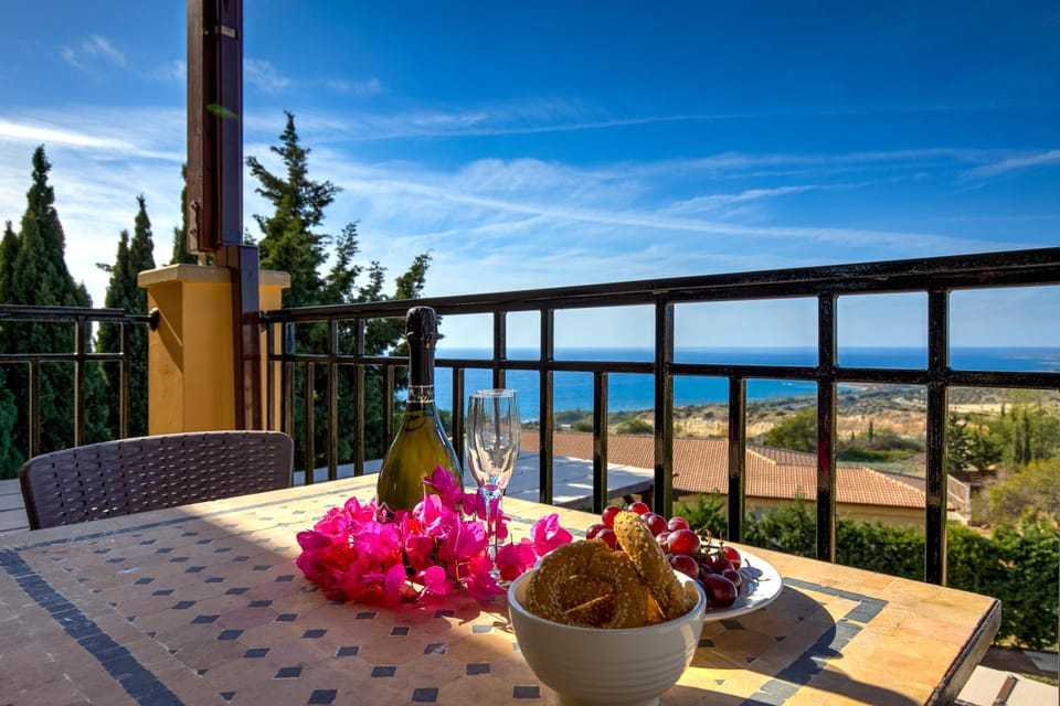 View (from property/room), Balcony/Terrace, Dining area, Sea view