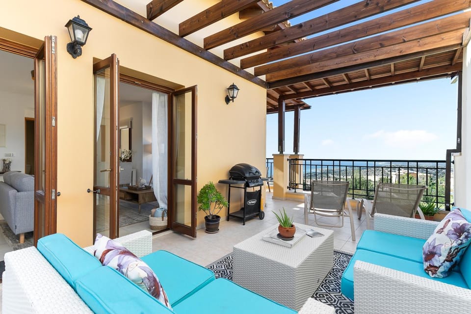 BBQ facilities, View (from property/room), Balcony/Terrace, Dining area, Sea view, sunbed