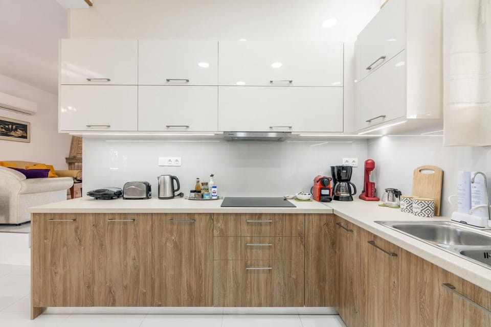 Coffee/tea facilities, Kitchen or kitchenette, dishwasher, stove, toaster