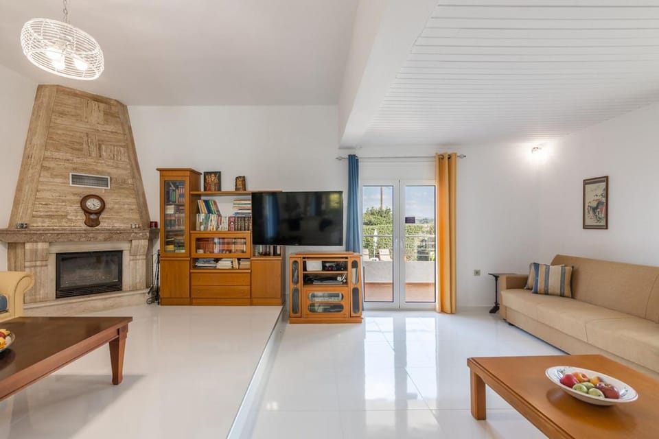 TV and multimedia, Living room, Seating area, Dining area