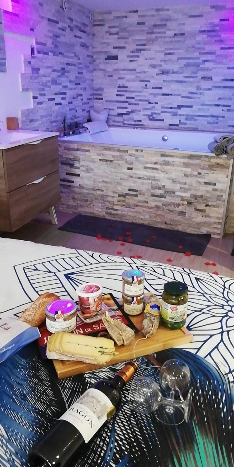 Le Menhir Jacuzzi Lit 200x200 Apartment in Auvergne-Rhône-Alpes