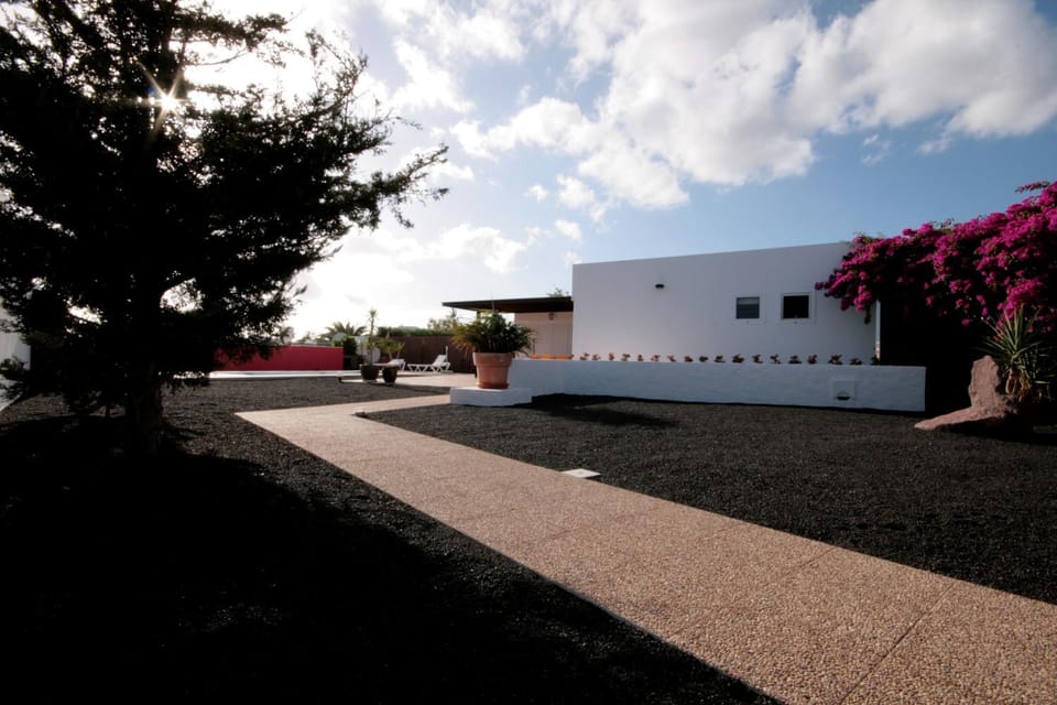 Property building, Facade/entrance, Off site, Garden, Lobby or reception