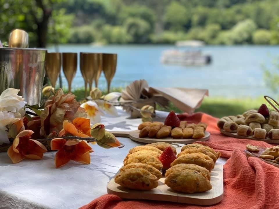 BBQ facilities, Food and drinks, River view, Lunch, Drinks