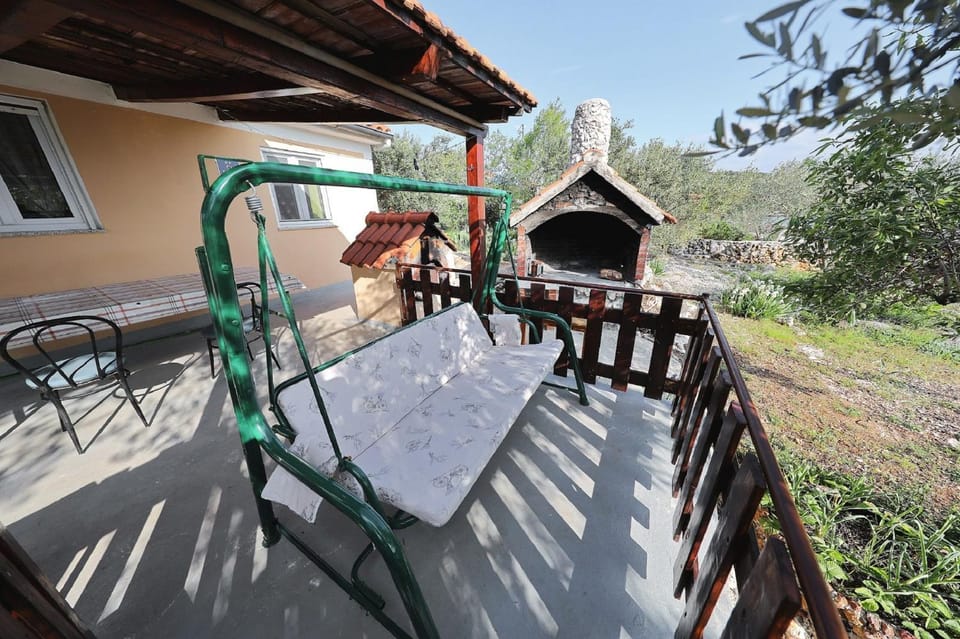 Property building, BBQ facilities, Balcony/Terrace