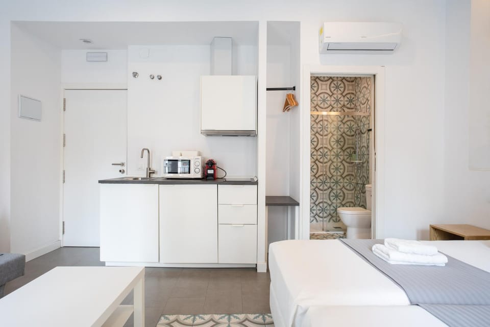 Coffee/tea facilities, Bedroom, minibar, air conditioner