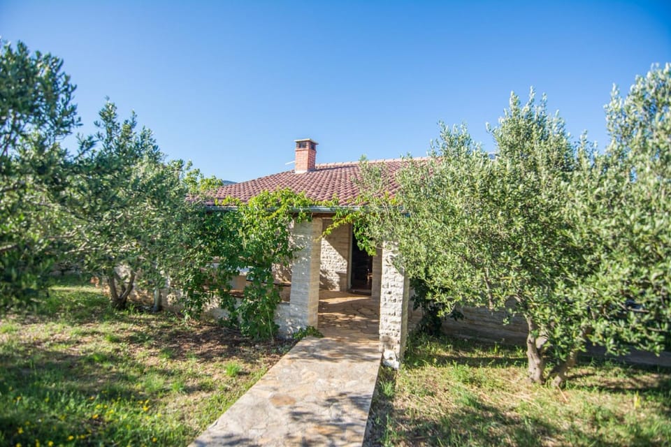 Property building, Patio, Facade/entrance