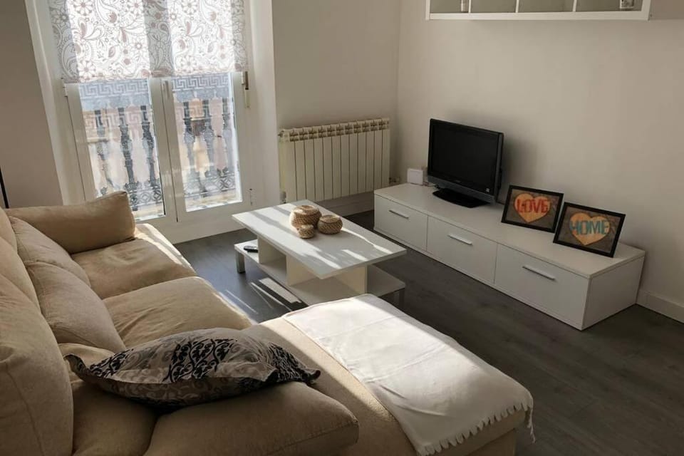 Communal lounge/ TV room, TV and multimedia, Living room, Seating area