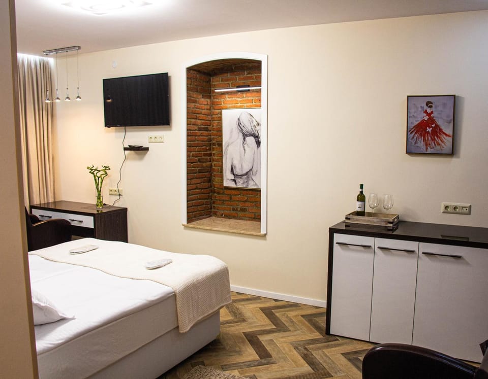 Bed, TV and multimedia, Kitchen or kitchenette, Living room, Photo of the whole room, Bedroom, hair dresser