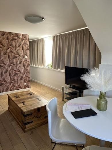 TV and multimedia, Seating area, Dining area