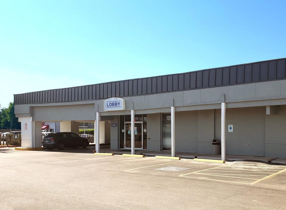 Property building, Facade/entrance, Day, Lobby or reception, Area and facilities, Parking