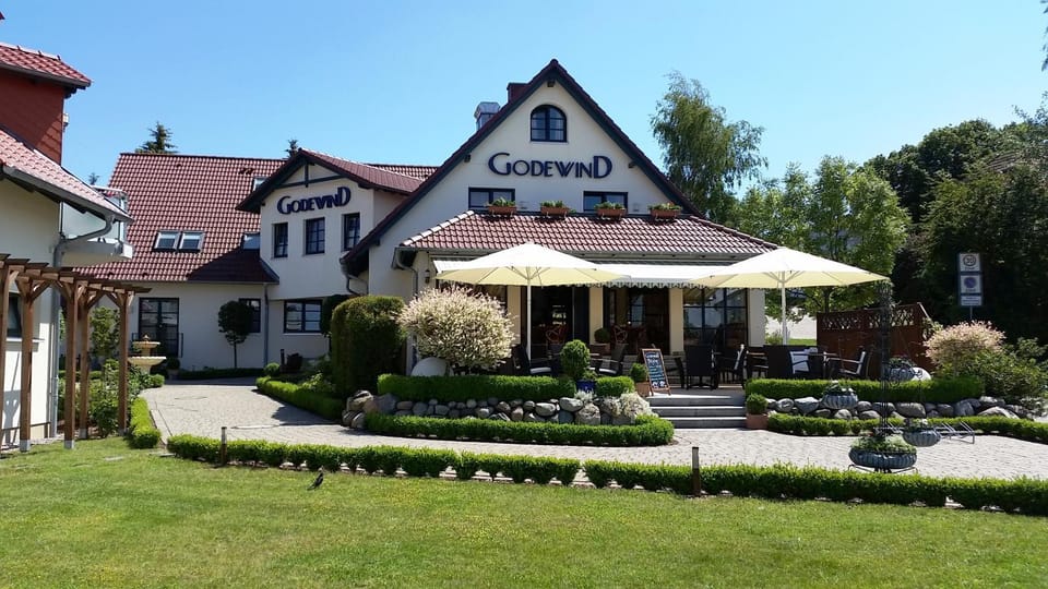 Property building, Garden, Balcony/Terrace