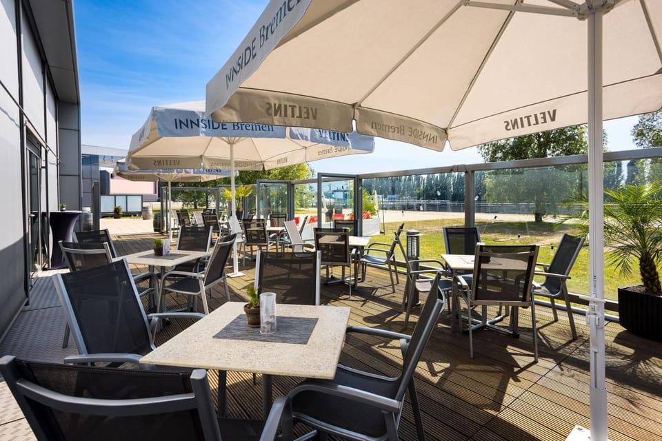 Property building, Restaurant/places to eat, Balcony/Terrace