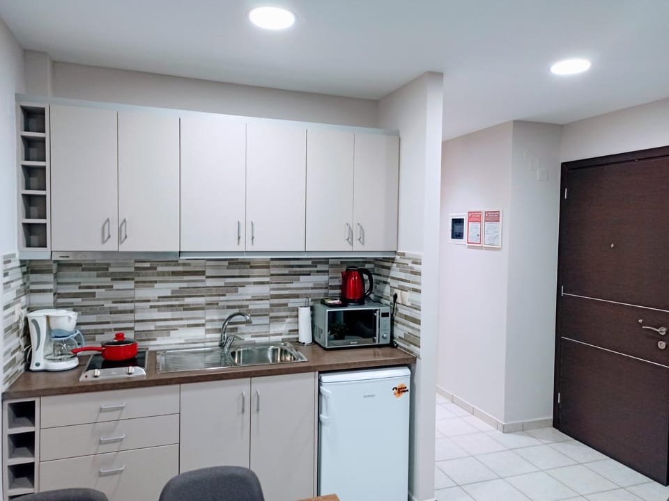 Coffee/tea facilities, Kitchen or kitchenette, stove
