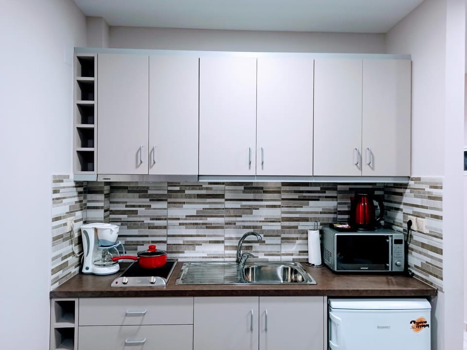 Coffee/tea facilities, Kitchen or kitchenette, stove