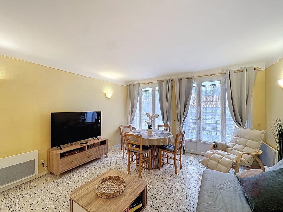 Appartement F2 avec Wifi, ascenseur près des Thermes - FR-1-451-139 Apartment in Occitanie