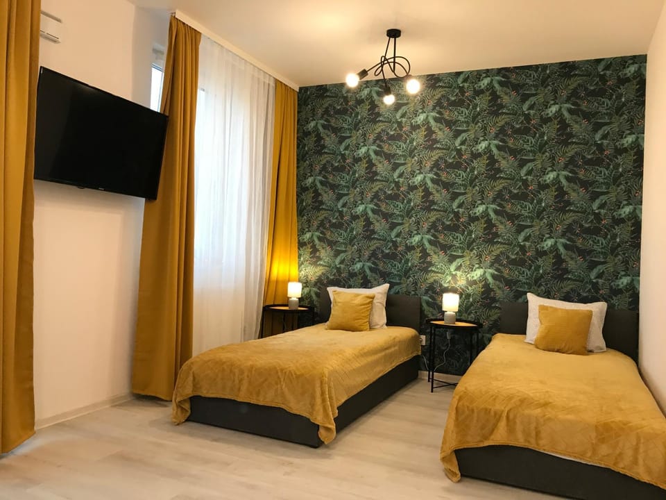 Communal lounge/ TV room, Bed, TV and multimedia, Photo of the whole room, Bedroom