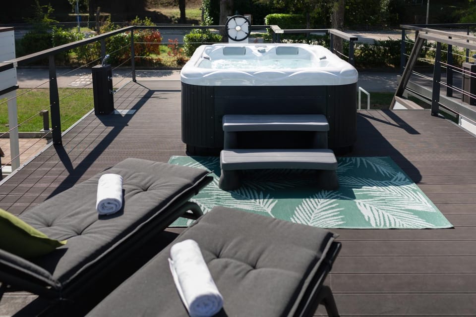 Hot Tub, Seating area