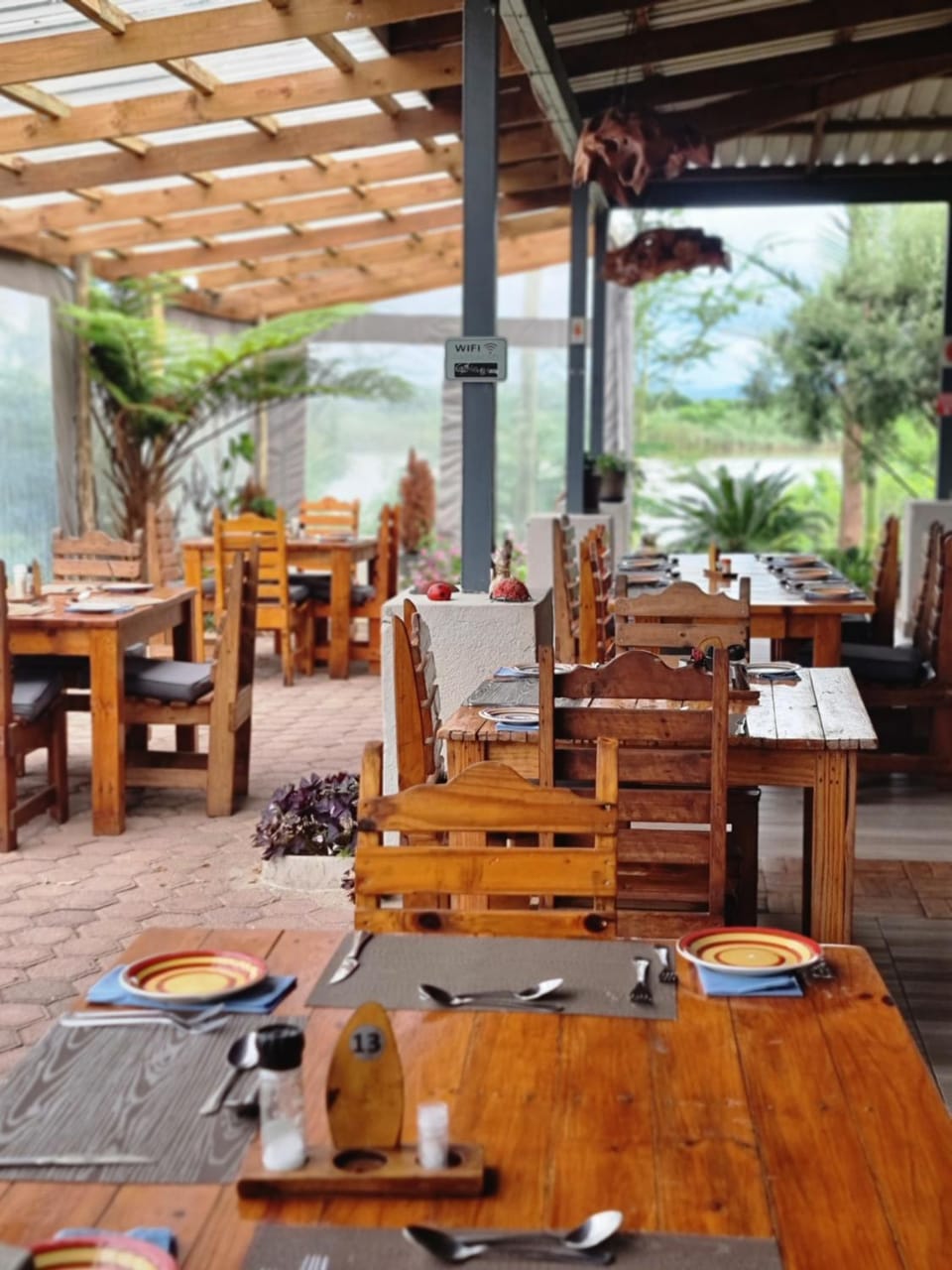 Restaurant/places to eat, Food and drinks, Seating area, Food