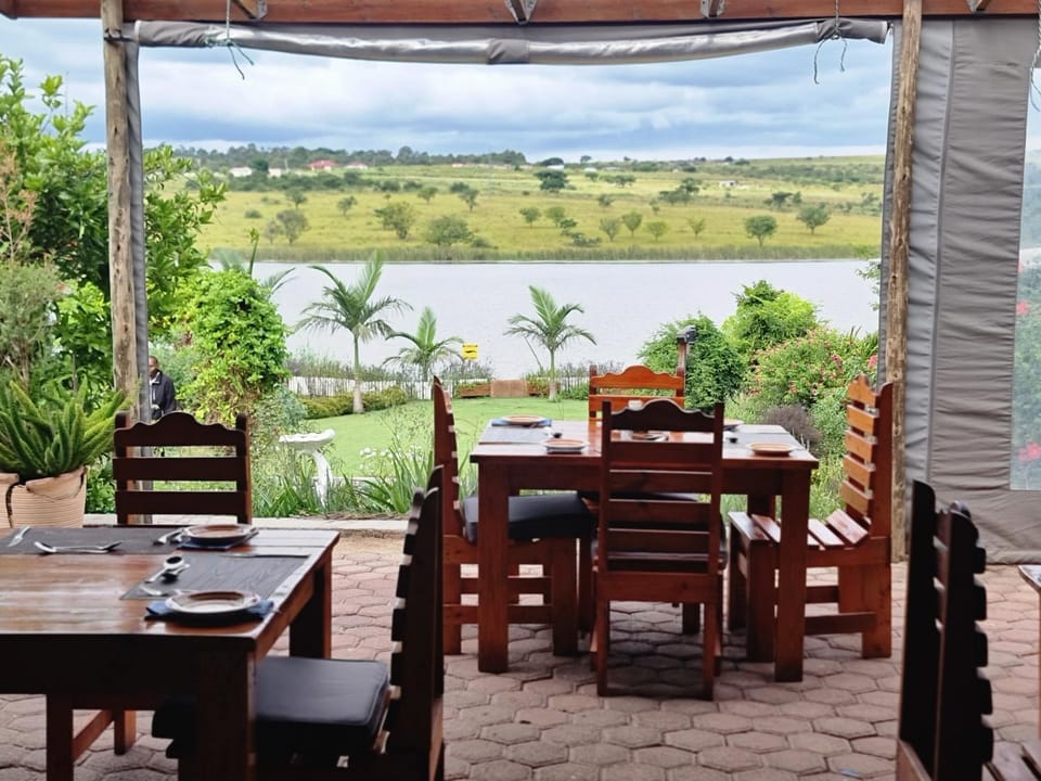 Restaurant/places to eat, Natural landscape, Garden, Seating area, Dining area, Lake view