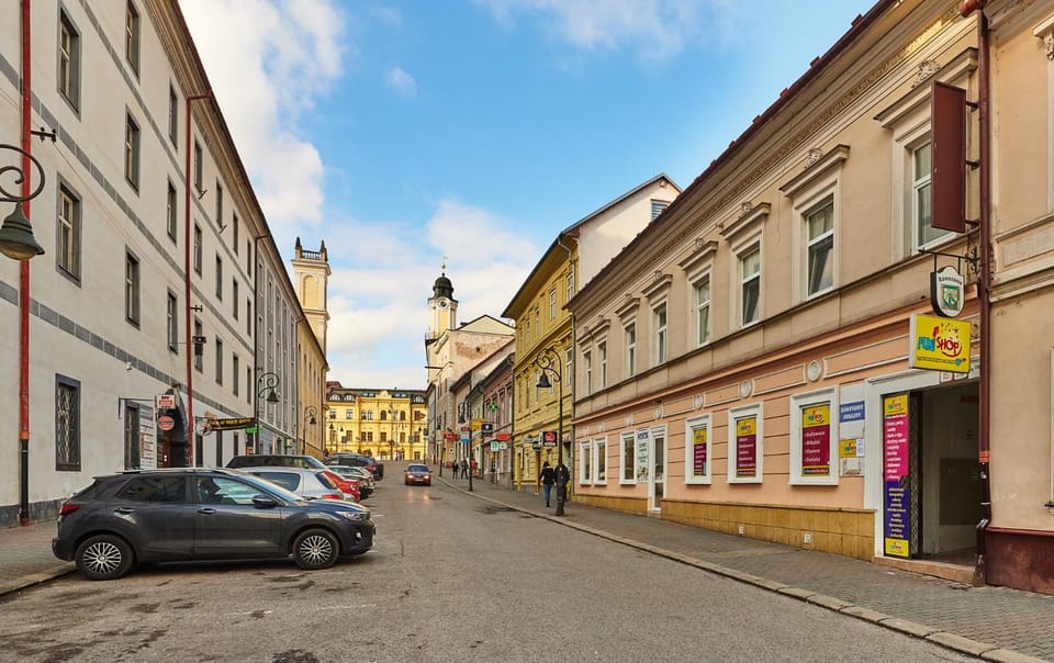 Property building, Nearby landmark, Neighbourhood, City view, Street view