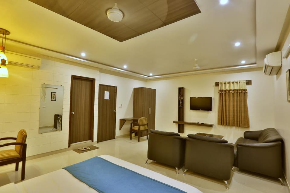 Bed, TV and multimedia, Living room, Photo of the whole room, Seating area