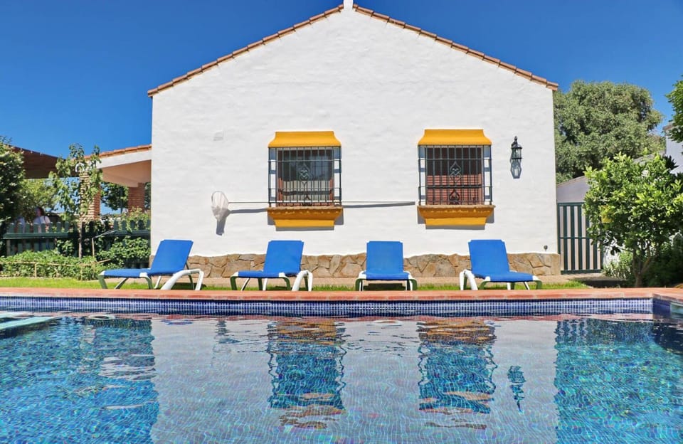 Swimming pool, sunbed