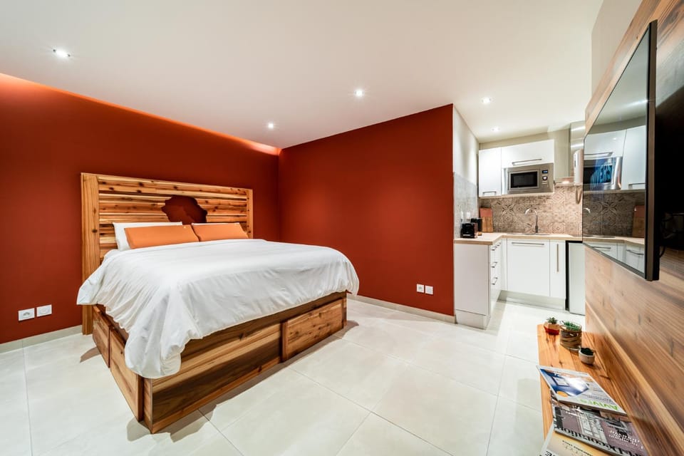 Bed, TV and multimedia, Photo of the whole room, Bedroom