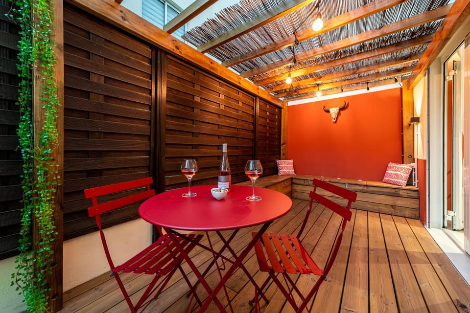 Property building, Patio, Balcony/Terrace, Alcoholic drinks
