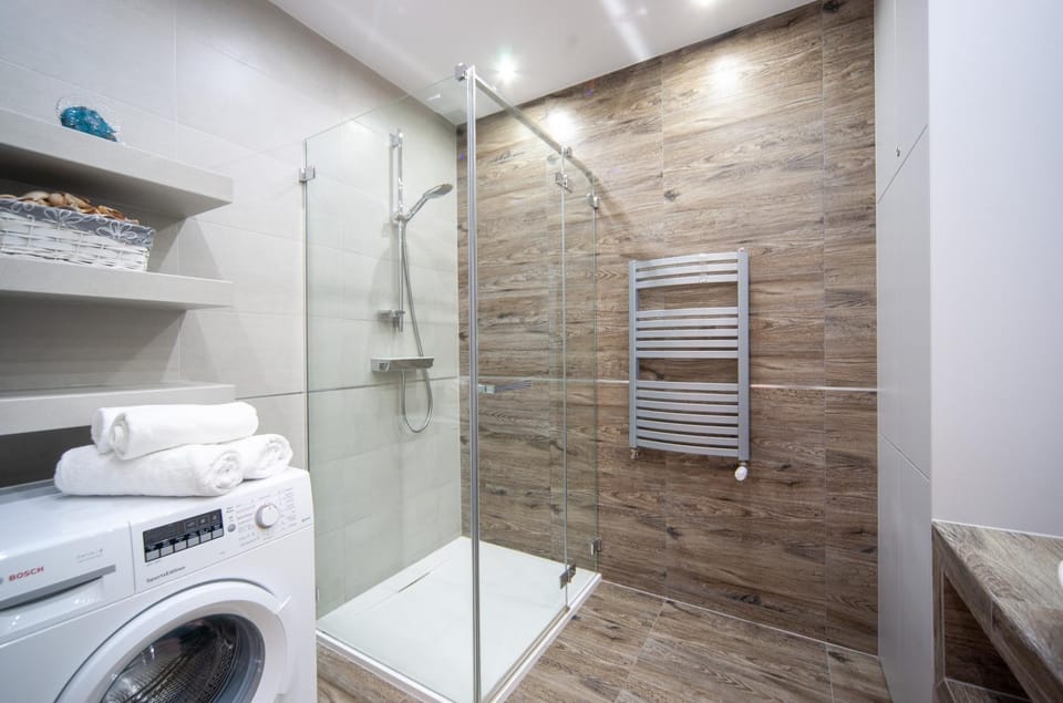 Shower, Bathroom, towels, washing machine
