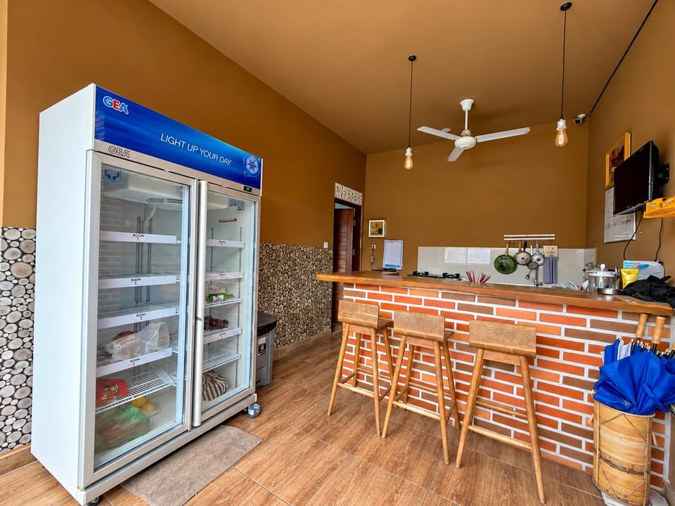 Kitchen or kitchenette, Dining area, minibar