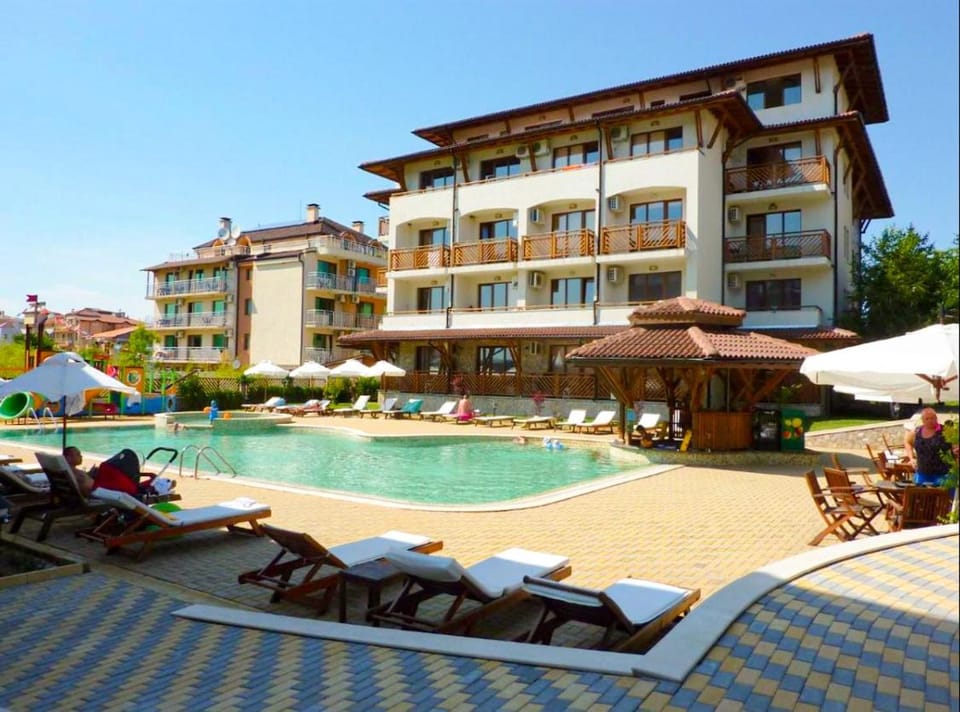 Property building, Patio, Garden, Swimming pool, Alcoholic drinks, Non alcoholic drinks