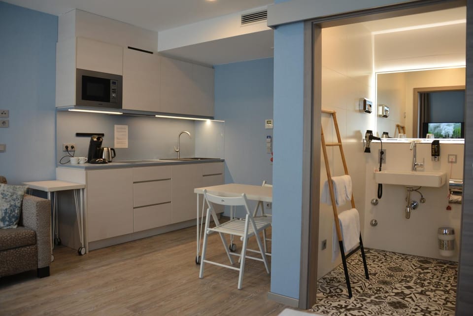 Kitchen or kitchenette, Dining area