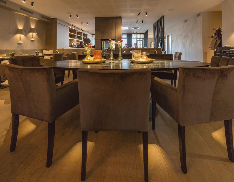 Restaurant/places to eat, Dining area