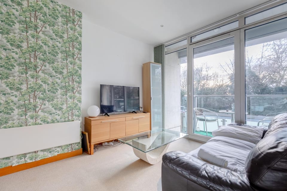 Minimal Studio with Views over Battersea Park Apartment in London