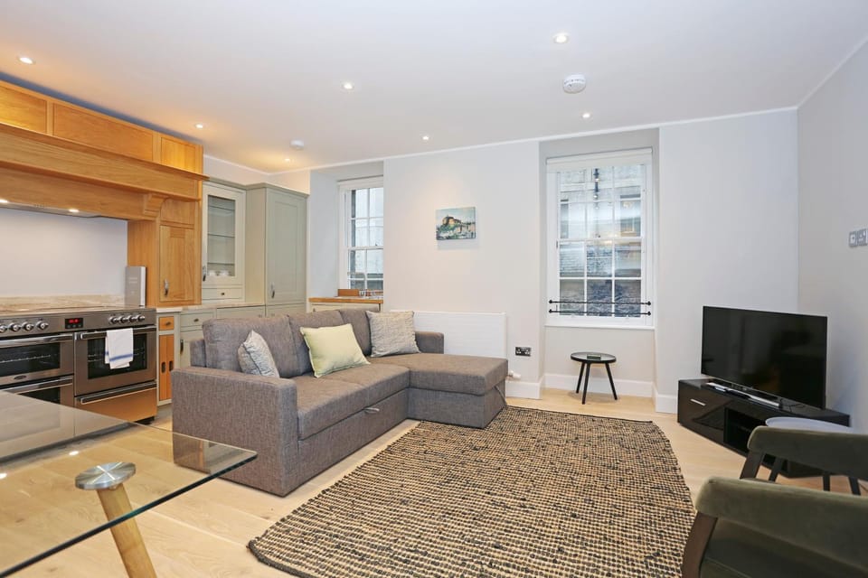Communal lounge/ TV room, TV and multimedia, Kitchen or kitchenette, Living room, Seating area, Evening entertainment