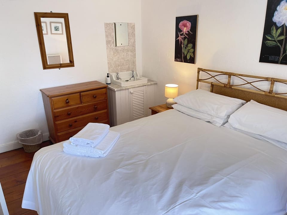 Property building, Bed, Photo of the whole room, Bedroom, towels