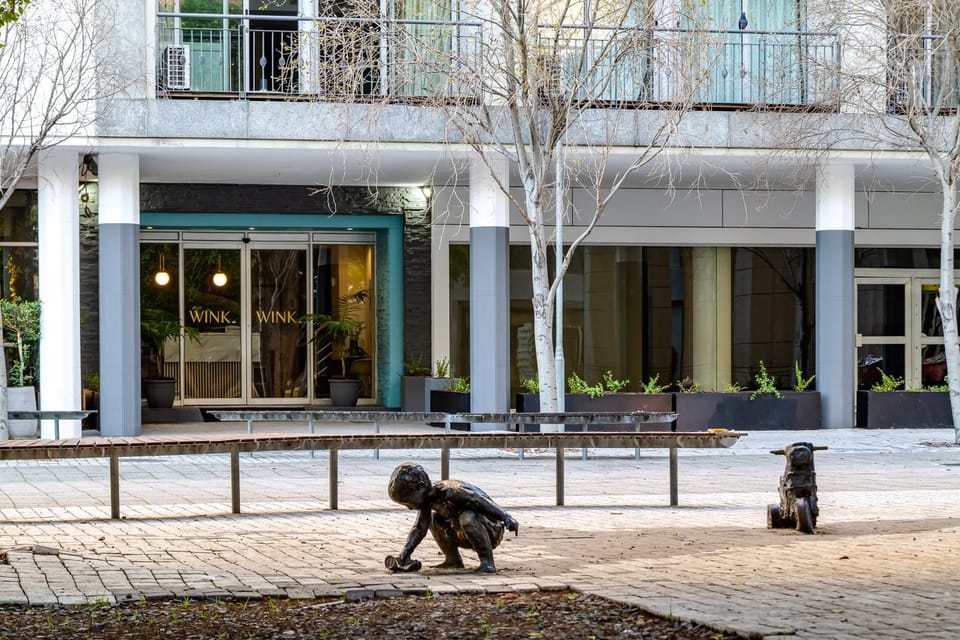 Restaurant/places to eat, Facade/entrance, Neighbourhood