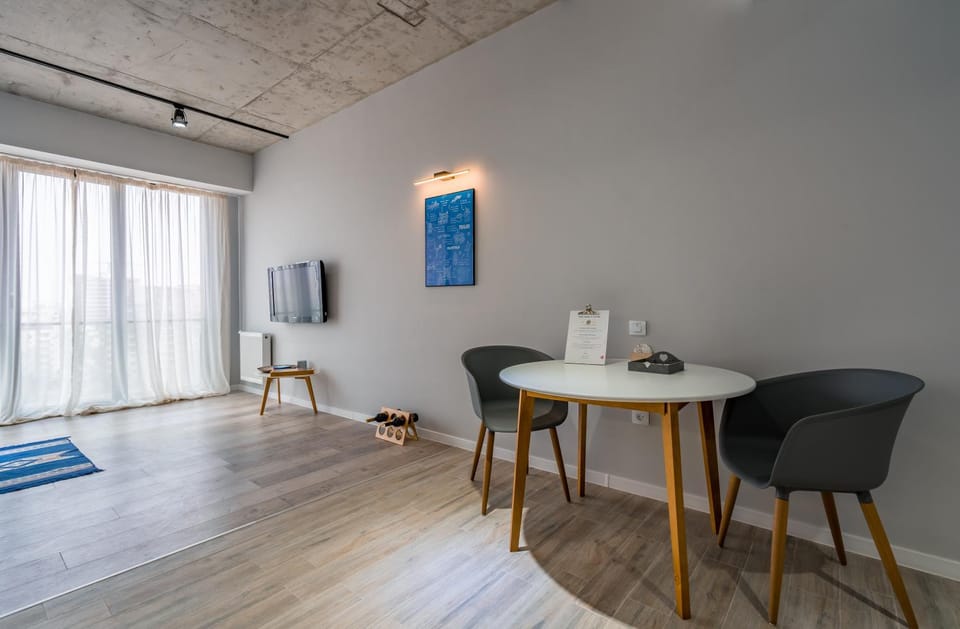 Communal lounge/ TV room, TV and multimedia, Living room, Seating area, Dining area