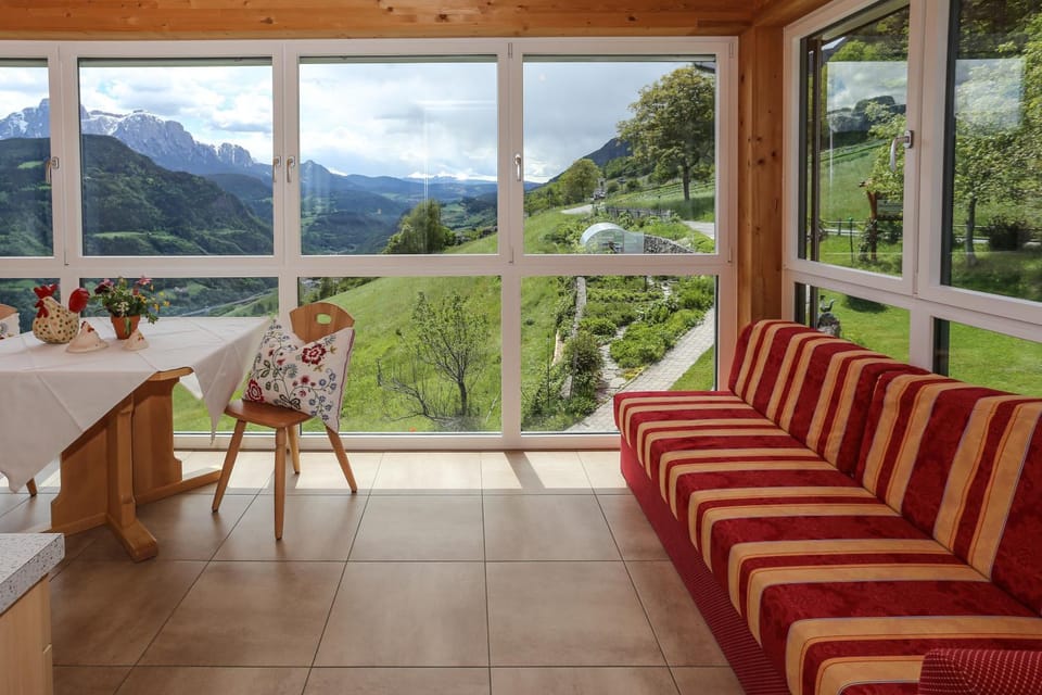View (from property/room), Living room, Seating area, Dining area, Mountain view